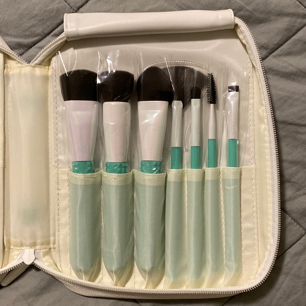 NEVER USED. Plastic covering son brushes. Brush set, and masks included.